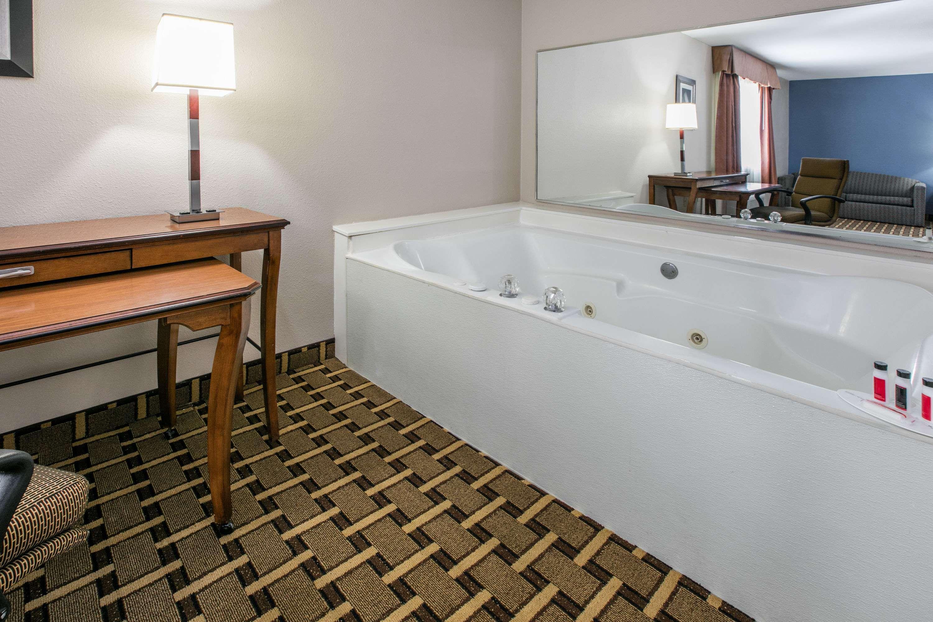 Baymont By Wyndham Lawton Hotel Buitenkant foto